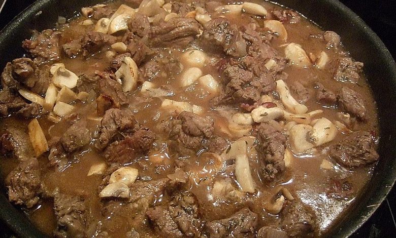 Photo of Wildschweingulasch mit Pilzen