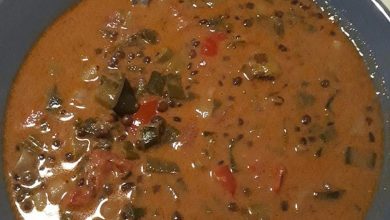 Photo of Suppe von rotem Curry mit Kokosmilch und schwarzen Linsen