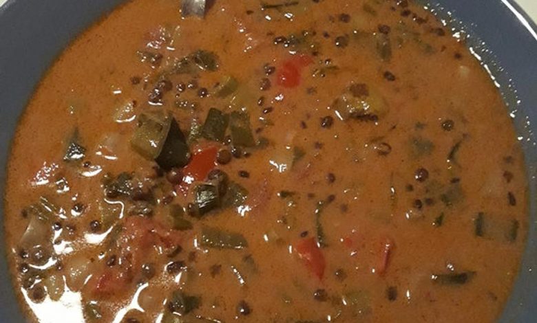 Photo of Suppe von rotem Curry mit Kokosmilch und schwarzen Linsen