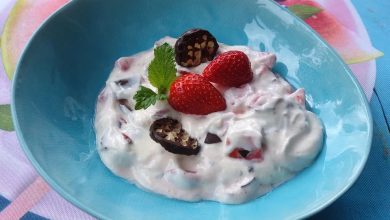 Photo of Erdbeer-Quark-Dessert mit Schokoküssen