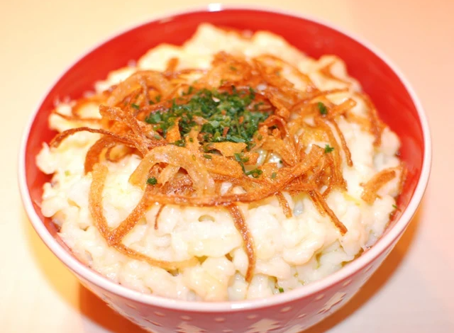 Photo of Käs-spätzle mit röstzwiebel und salat