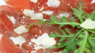 Photo of Carpaccio vom rind mit rucola und parmesan