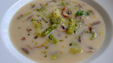 Photo of Spargelcremesuppe mit gebratenen Champignons und Schinkenwürfeln