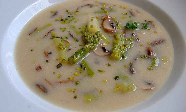 Photo of Spargelcremesuppe mit gebratenen Champignons und Schinkenwürfeln