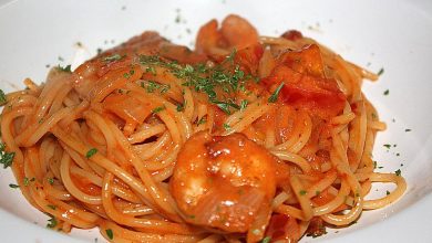 Photo of Garnelen in fruchtig, scharfer Sauce auf Nudeln