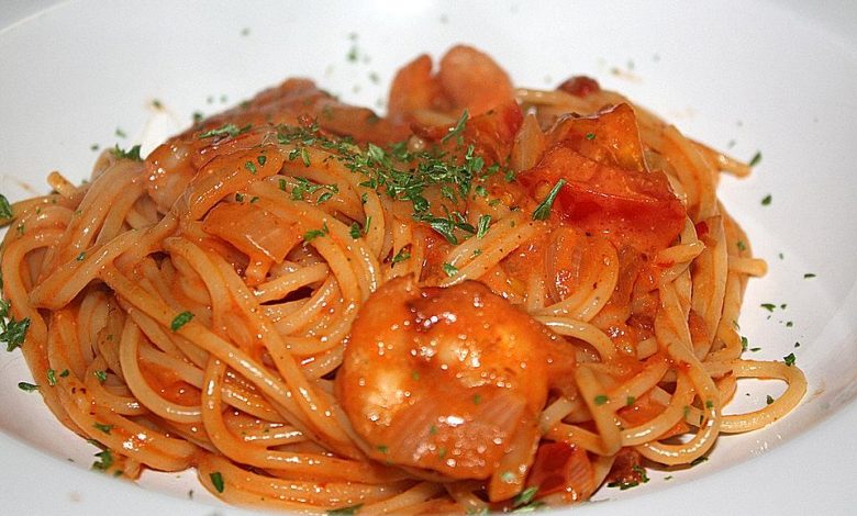 Photo of Garnelen in fruchtig, scharfer Sauce auf Nudeln