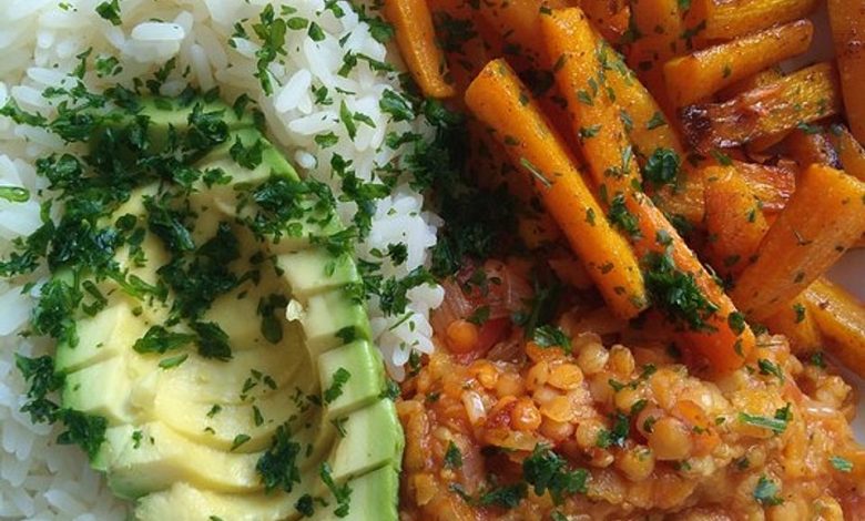 Photo of Vegane Curry-Linsen-Bowl mit Röst-Karotten und Petersilien-Dip