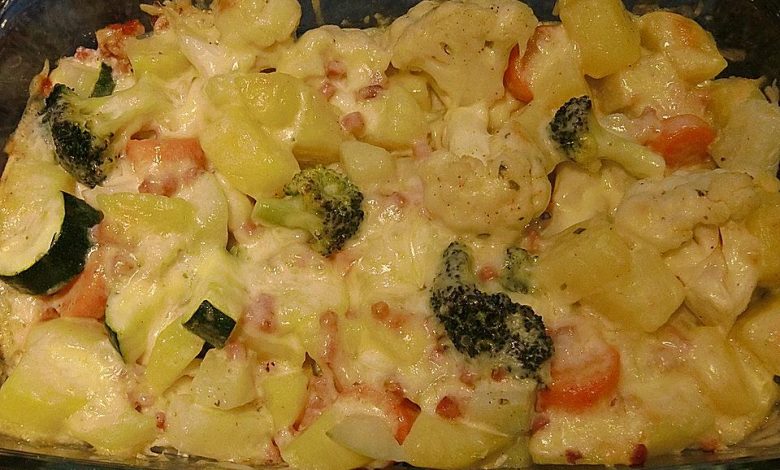 Photo of Überbackener Gemüseauflauf mit Kartoffeln und Baconstreifen