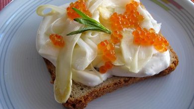 Photo of Spargeltoast mit Estragon-Schmand und Forellenkaviar