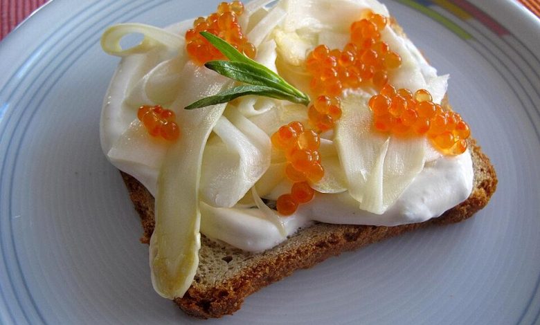 Photo of Spargeltoast mit Estragon-Schmand und Forellenkaviar