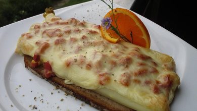 Photo of Spargel auf Holzofenbrot mit Käse überbacken