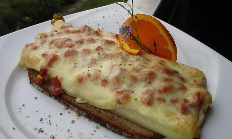 Photo of Spargel auf Holzofenbrot mit Käse überbacken