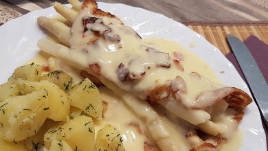 Photo of Spargel auf Eierkuchen mit Schinken und weißer Sauce mit Gorgonzola