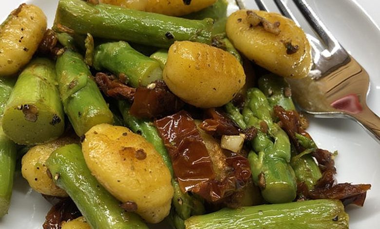 Photo of Gnocchi mit Tomaten und grünem Spargel