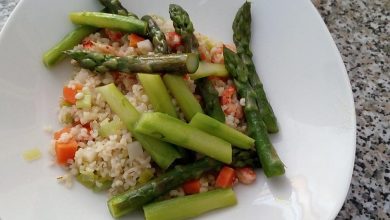 Photo of Nordseekrabben auf Graupen und grünem Spargel