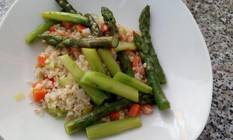 Photo of Nordseekrabben auf Graupen und grünem Spargel