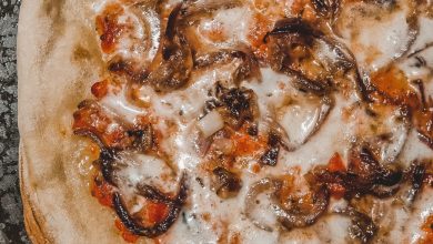 Photo of PIZZA 12 STUNDEN mit karamellisierten Zwiebeln, Sardellen und Hemmentaler