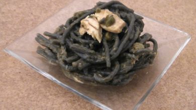Photo of Tintenfisch-Tintenspaghetti mit Makrelenscheiben und Kapern