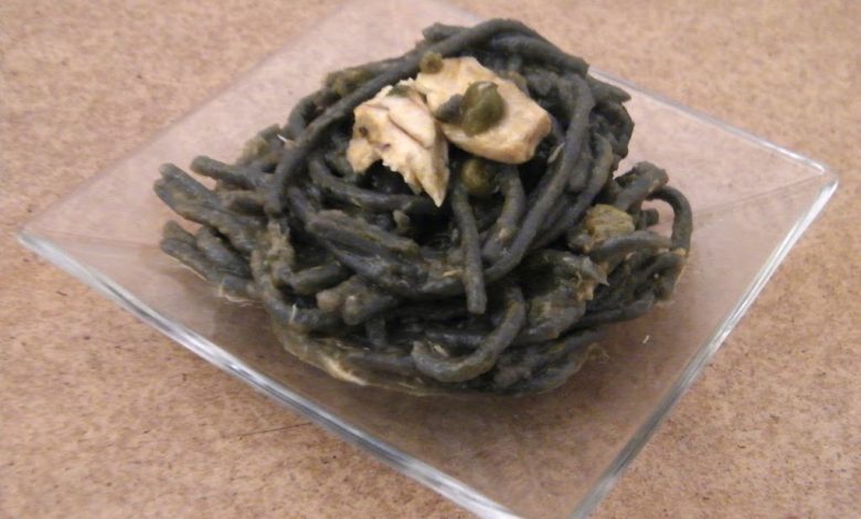 Photo of Tintenfisch-Tintenspaghetti mit Makrelenscheiben und Kapern