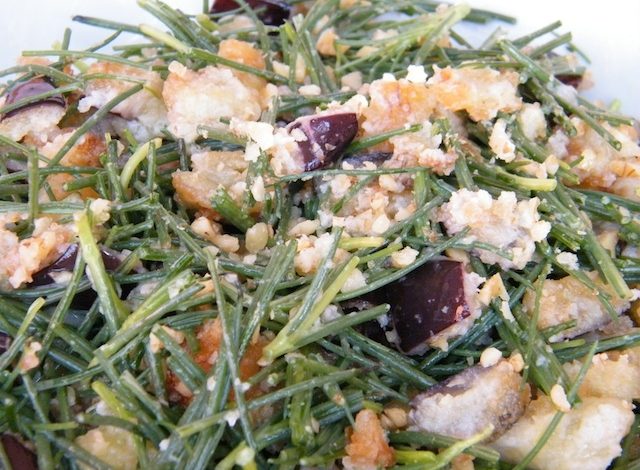 Photo of Salat aus Agretti, gebratenen Auberginen und Walnüssen, gewürzt mit Zitrone