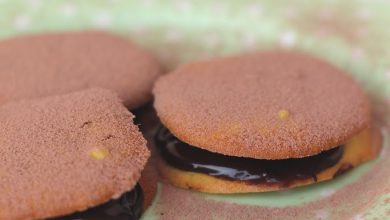 Photo of Scheiben mit dunkler Schokoladenganache und schwarzen Kirschen gefüllt