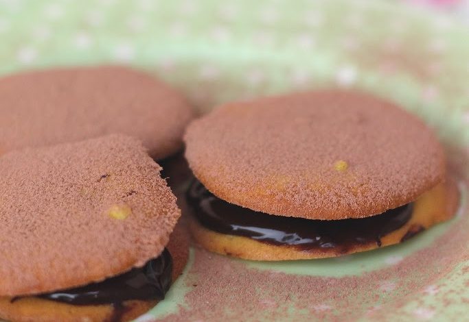 Photo of Scheiben mit dunkler Schokoladenganache und schwarzen Kirschen gefüllt