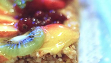 Photo of Obstkuchen mit Vanillesoße und gehackten Haselnüssen