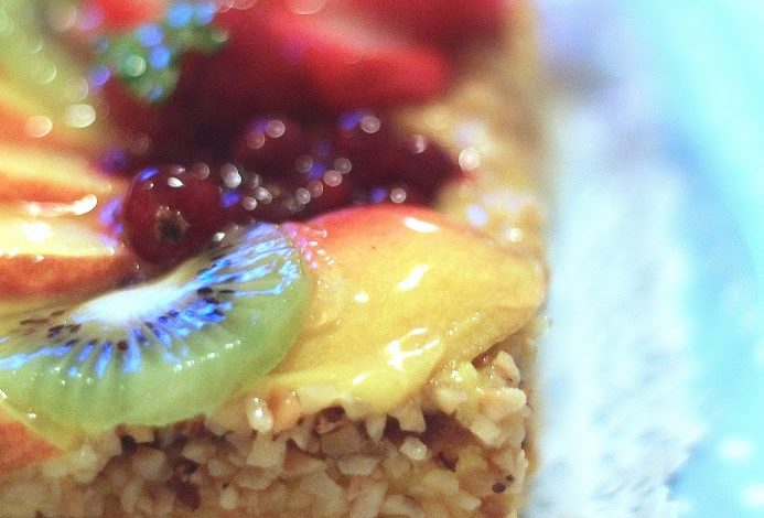 Photo of Obstkuchen mit Vanillesoße und gehackten Haselnüssen