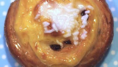 Photo of Brioche mit einer Herznote aus Vanillesoße, Rosinen und Kristallzucker