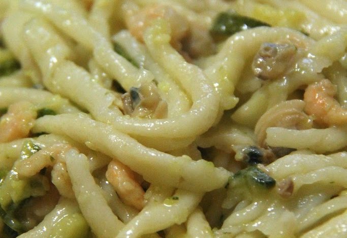 Photo of Strozzapreti in Muschelsauce, Garnelen und Zucchini