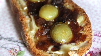 Photo of Bruschetta mit Zwiebelsauce, Brie und karamellisierten Weintrauben