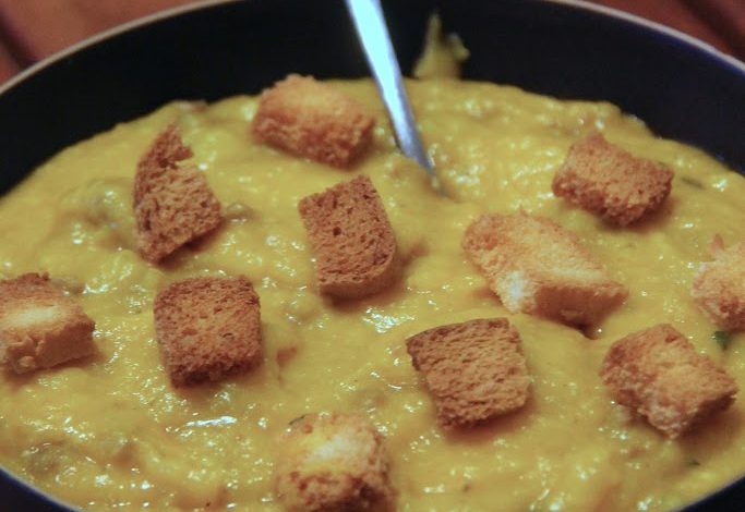 Photo of Kürbis-Kartoffel-Suppe mit Wurst und Croutons