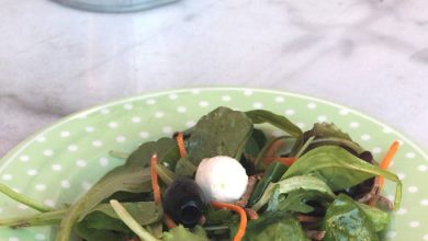 Photo of Reichhaltiger Salat mit Oliven, Büffelmozzarella und Kleiestangen