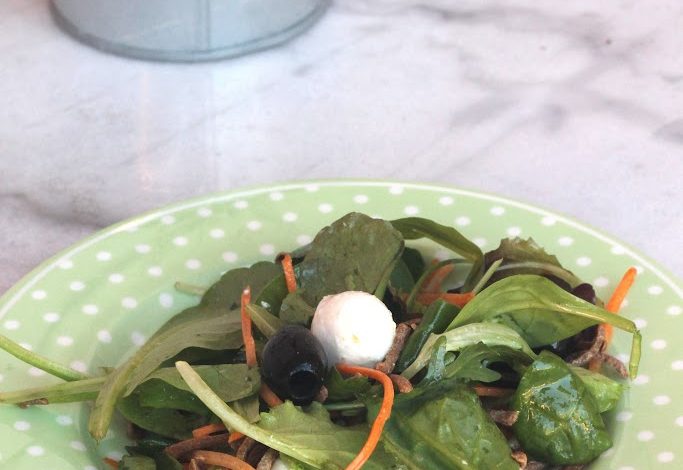 Photo of Reichhaltiger Salat mit Oliven, Büffelmozzarella und Kleiestangen