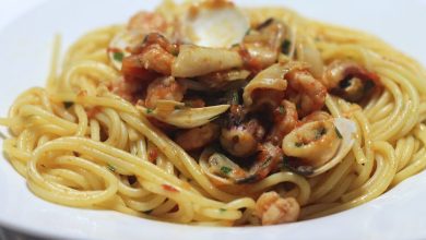 Photo of Spaghetti mit Paprika, Kirschtomaten und Meeresfrüchten auf einer Balsamico-Glasur