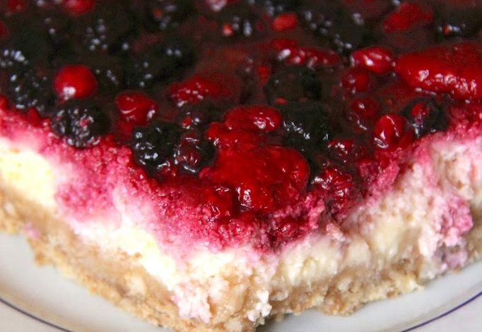 Photo of New Yorker Käsekuchen mit Beerensauce