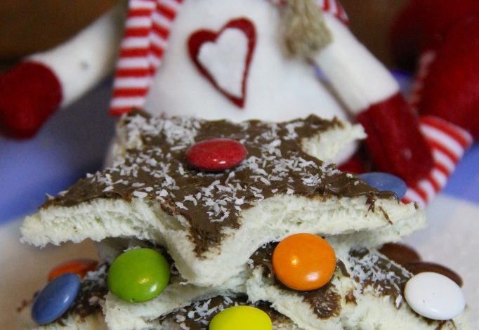 Photo of Sandwich-Weihnachtsbaum mit Nutella, Smarties und Kokosnuss
