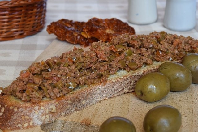 Photo of Croutons mit sonnengetrockneter Kirschtomatenpastete und Teggiasca-Oliven