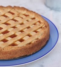 Photo of Mit Aprikosenmarmelade und Mandelblättchen gefüllte Torte, garniert mit Zitrone