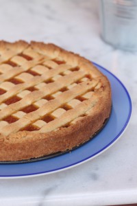 Photo of Mit Aprikosenmarmelade und Mandelblättchen gefüllte Torte, garniert mit Zitrone