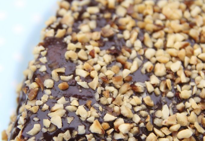 Photo of Ferrero-Rocher-Kuchen mit Schokolade, Nutella und gehackten Haselnüssen