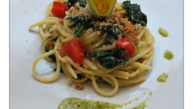 Photo of Spaghetti mit Zucchiniblüten, Blättern und Pesto, Tomatenwürfeln und würzigen Semmelbröseln