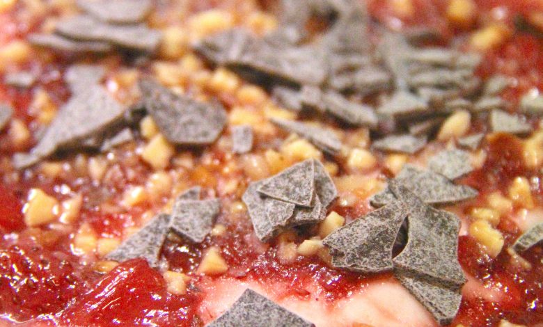 Photo of Leichter Joghurt-Käsekuchen mit Erdbeeren, Haselnüssen und Schokoladenflocken