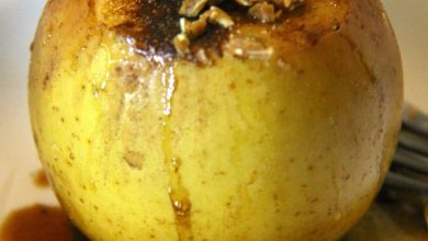 Photo of Bratapfel mit Rum-Zimt-Sauce, gehacktem Nougat und Pistazienpulver