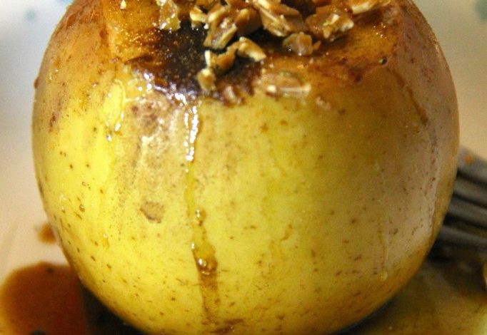 Photo of Bratapfel mit Rum-Zimt-Sauce, gehacktem Nougat und Pistazienpulver