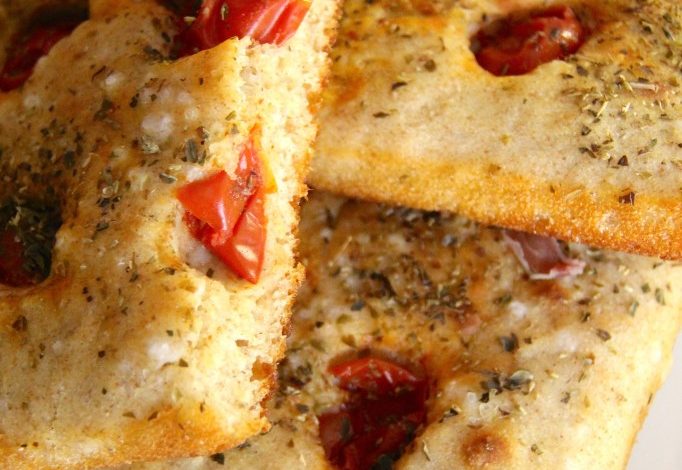 Photo of Große und weiche apulische Focaccia mit Tomaten | Originalrezept