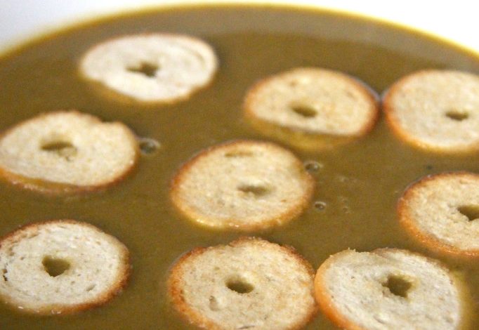 Photo of Samtige Gemüse- und Haselnusssuppe mit Croutons und knackigen Zwiebeln