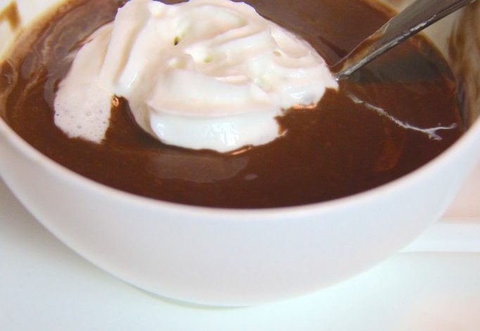 Photo of Heiße Schokolade in einer Tasse im Ciobar-Stil