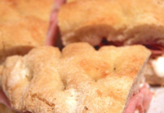 Photo of Mehrkorn-Focaccia mit Stracchino, Mortadella und gehackten Haselnüssen