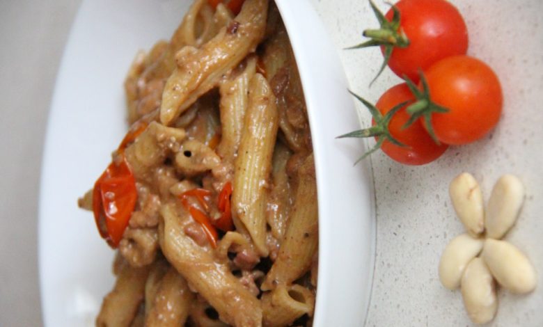 Photo of Pasta mit Kirschtomaten, Speck und Mandelcreme